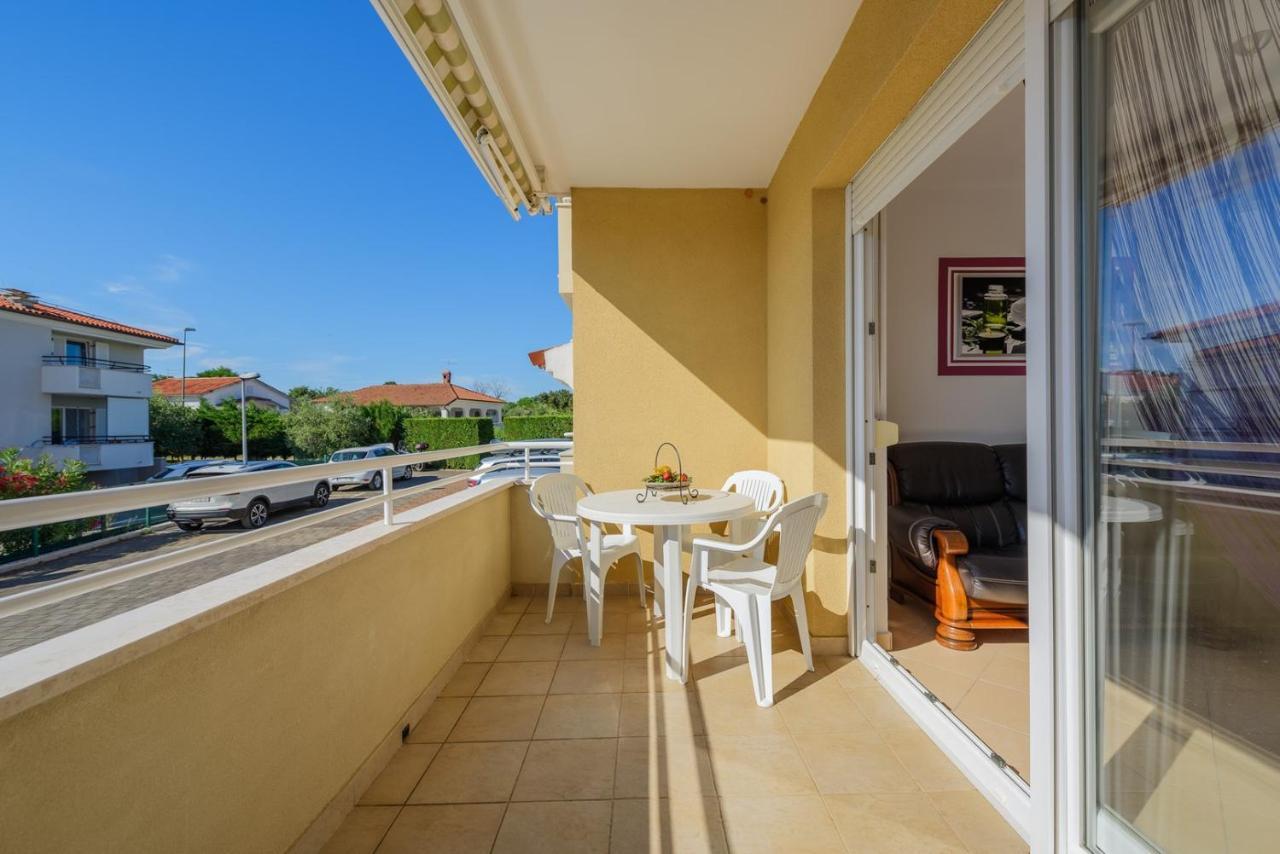 Flora House With Apartment Zambratija  Exterior photo